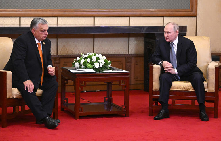 Vlagyimir Putyin orosz elnök és Orbán Viktor magyar miniszterelnök. Kép. AP News