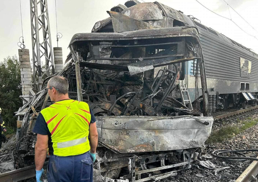 A balesetben az Eurocity mozdonya teljesen kiégett. / Kép. ZSR