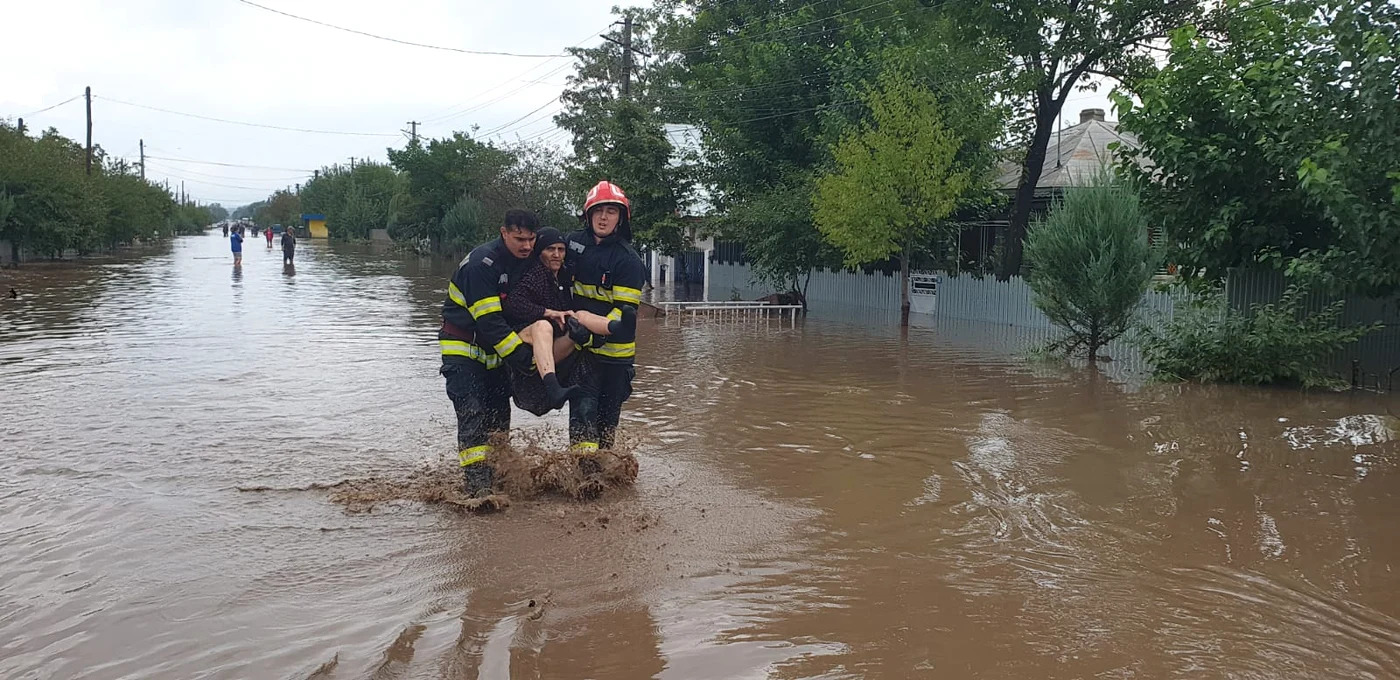 Bajbajutott embert mentenek a romániai Galacon / Fotó: Galaci katasztrófavédelem