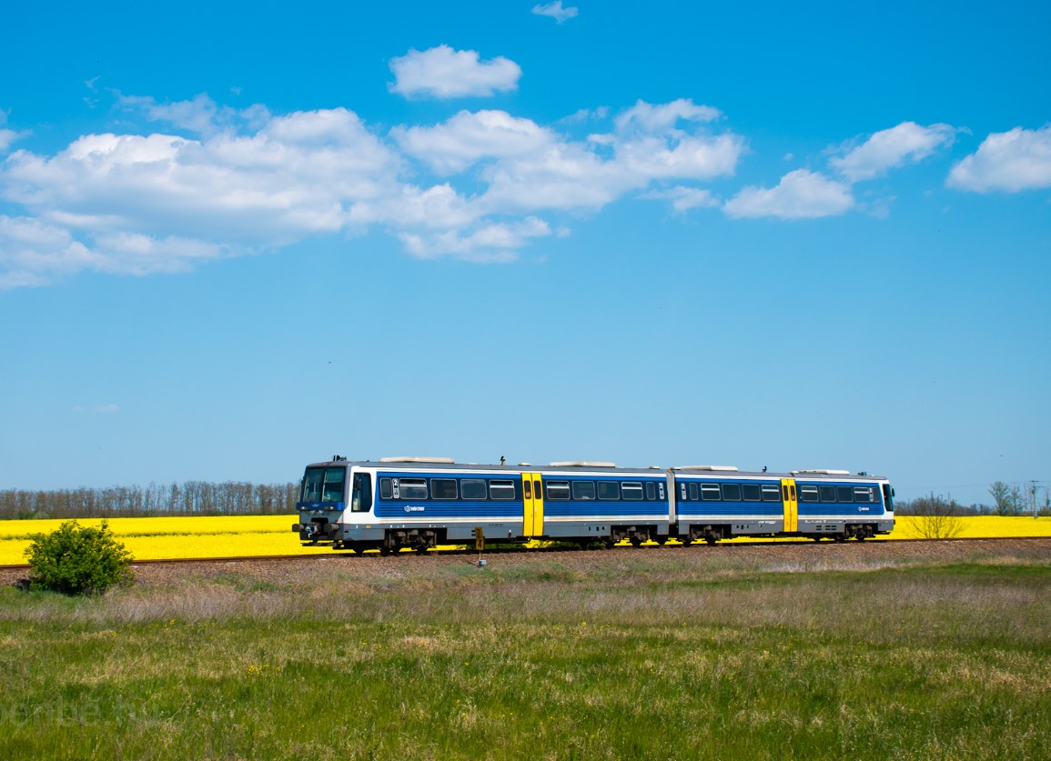 Felújított orosz gyártmányú motorkocsi a repcetáblánál a Hatvan-Somoskőújfalu vasútvonalon. Kép. MÁV Csoport