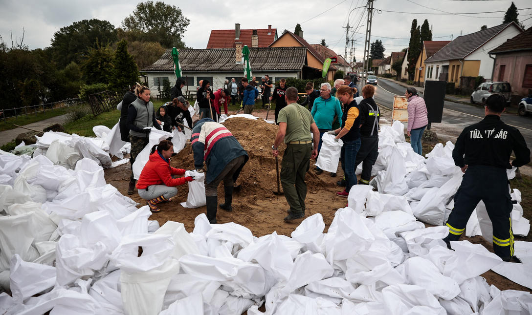 Homokzsákpakolás Dömös közelében. Kép. 24.hu