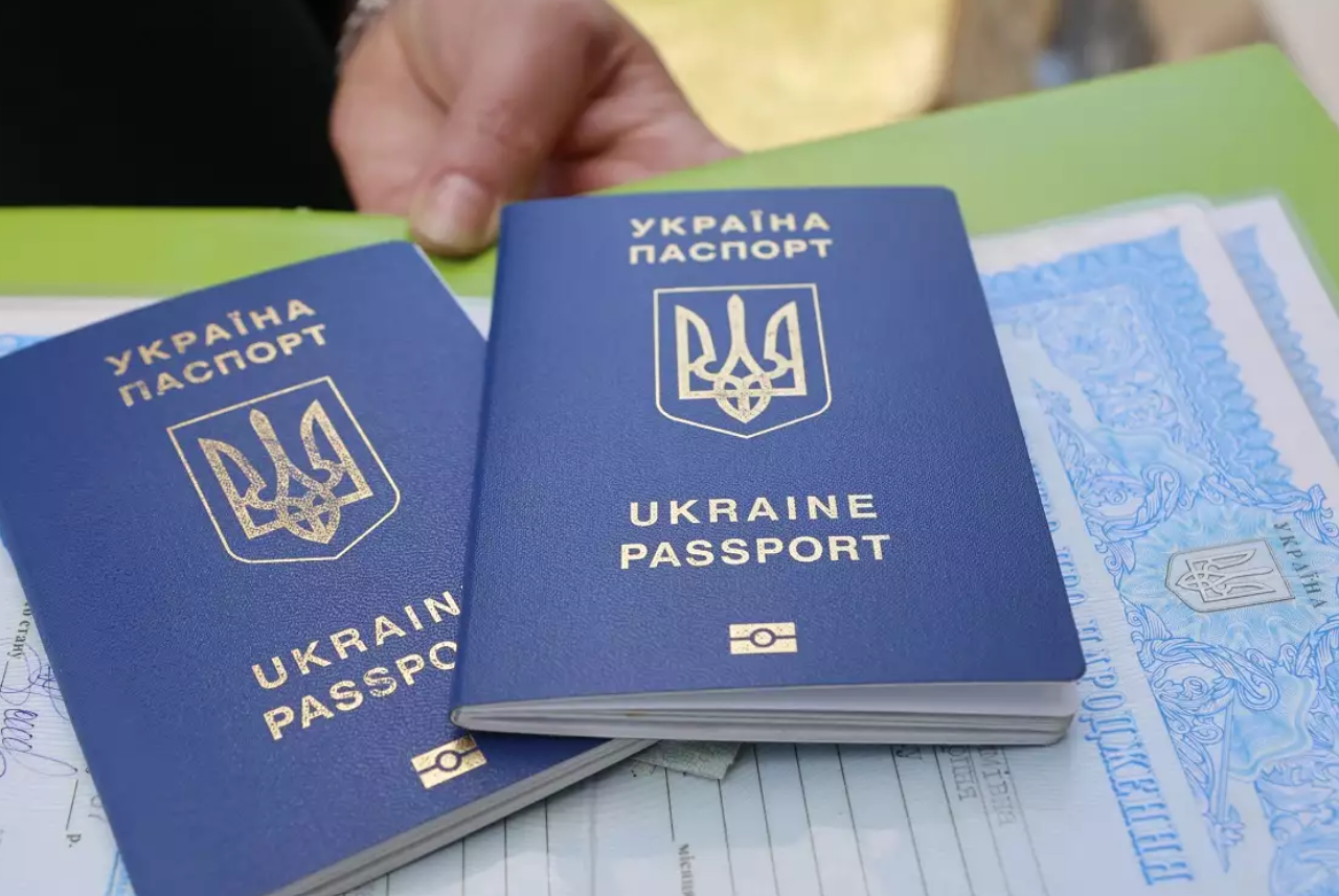 Ukrán útlevelet mutatnak be egy EU-s konzulátuson. / Kép. Unian