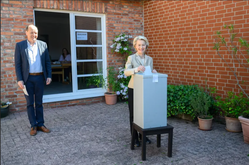 Ursula von der Leyen, az Európai Bizottság elnöke, az Európai Néppárt (EPP) csúcsjelöltje és férje leadja szavazatát a németországi Burgdorfban 2024. június 9-én – Fotó: Julian Stratenschulte / dpa / AFP